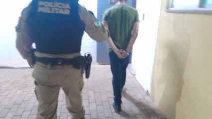 Homem é preso acusado de agredir companheira no Centro de Cascavel