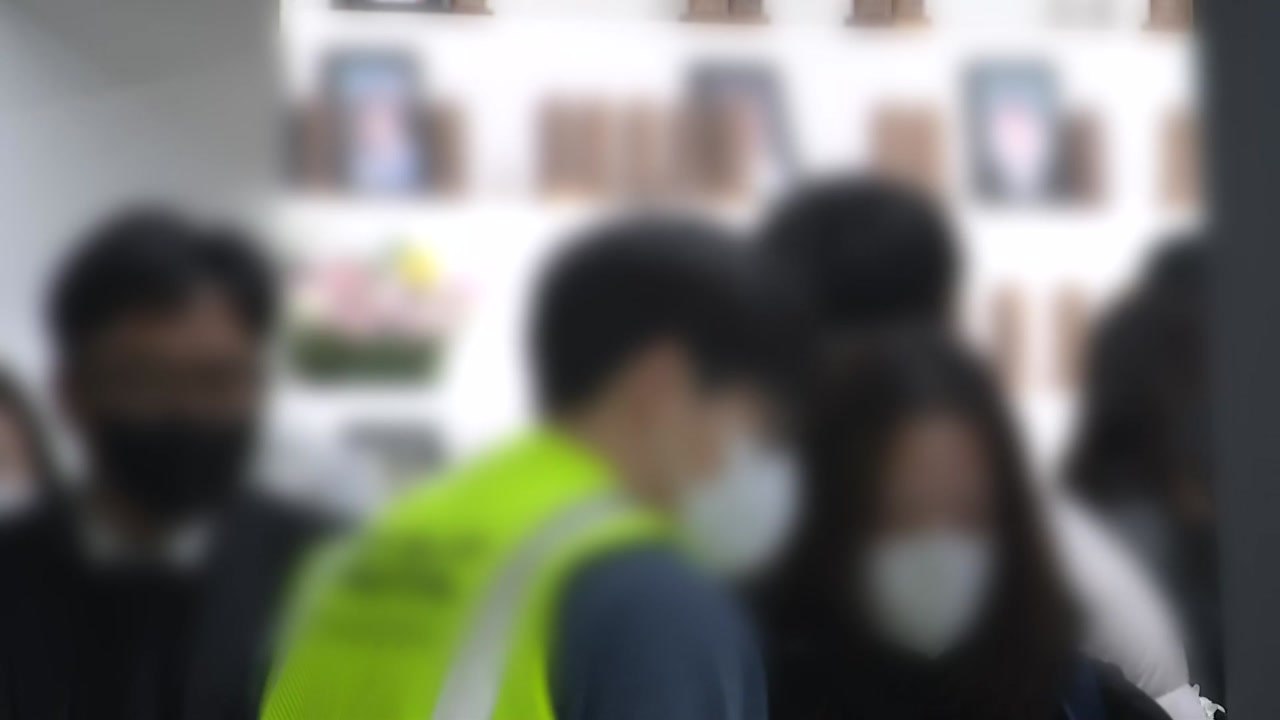 공항에서 새해 맞은 유가족 ...일부 희생자 장례 절차 시작 / YTN