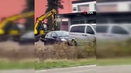 Polise iş makinalı saldırı: 3 polis yaralandı