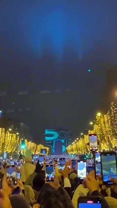 🎉🎆 NOUVEL AN 2025 SUR LES CHAMPS-ÉLYSÉES 🎇🎉🎆