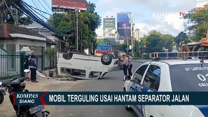 Mobil Terguling di Kebayoran Baru, 3 Penumpang dan Sopir Dilarikan ke Rumah Sakit