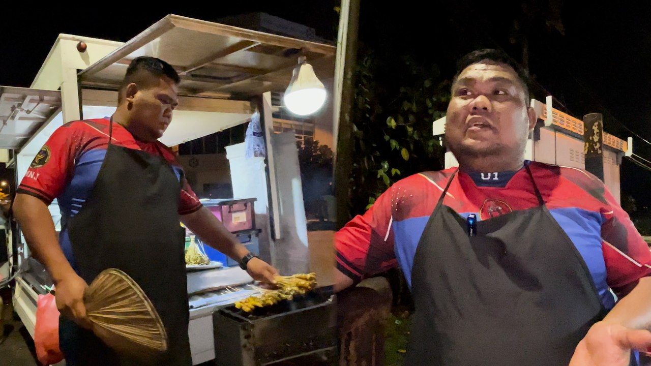 Wartawan mStar kena marah dengan abang sate, pelanggan pun takut nak turun kereta!