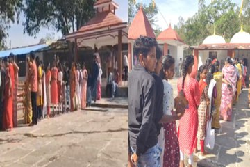 मंदिरों में सुबह से लगी रही भक्तों की भीड़
