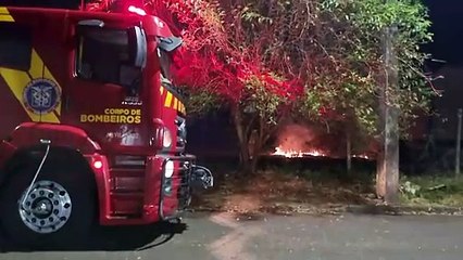 Queima de fogos causa incêndio em terreno no Centro