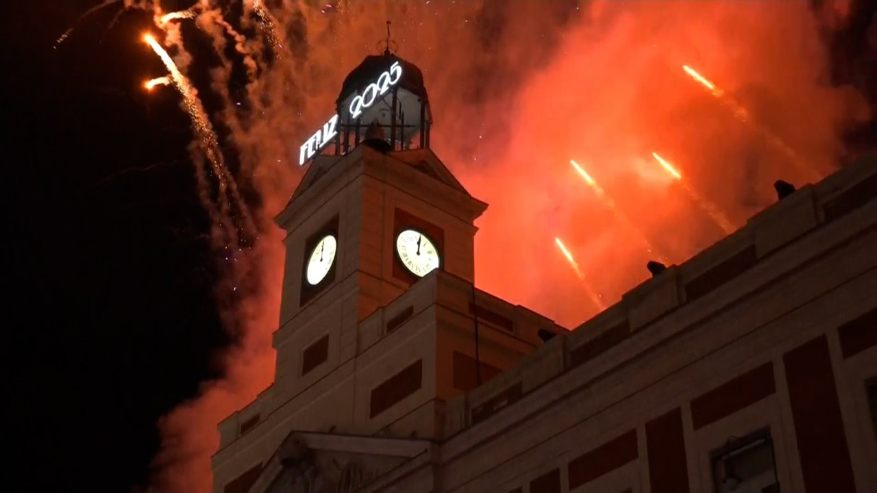 España celebra el año nuevo con las tradicionales campanadas en la puerta del Sol