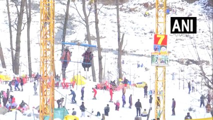 बर्फबारी के बीच पर्यटक नए साल का जश्न मनाने मनाली पहुंचे