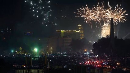 مئات السوريين يستقبلون في ساحة الأمويين بدمشق العام الجديد