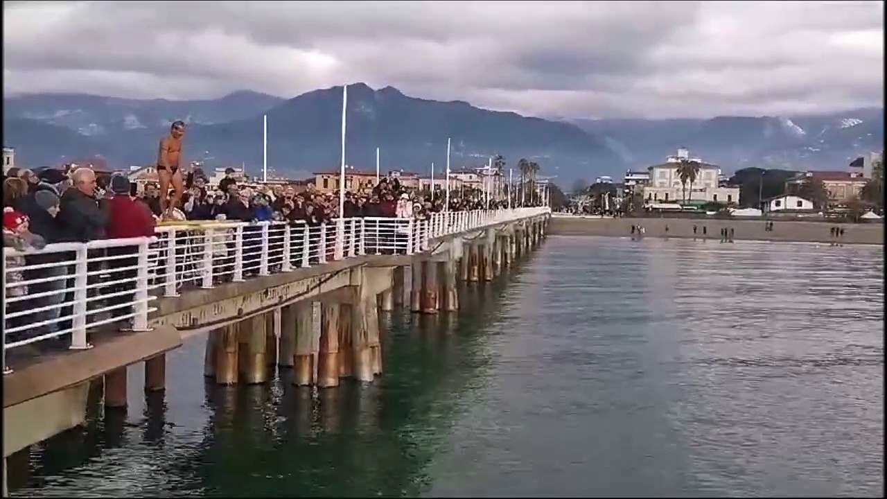 I tuffi di capodanno dal pontile di Marina di Massa