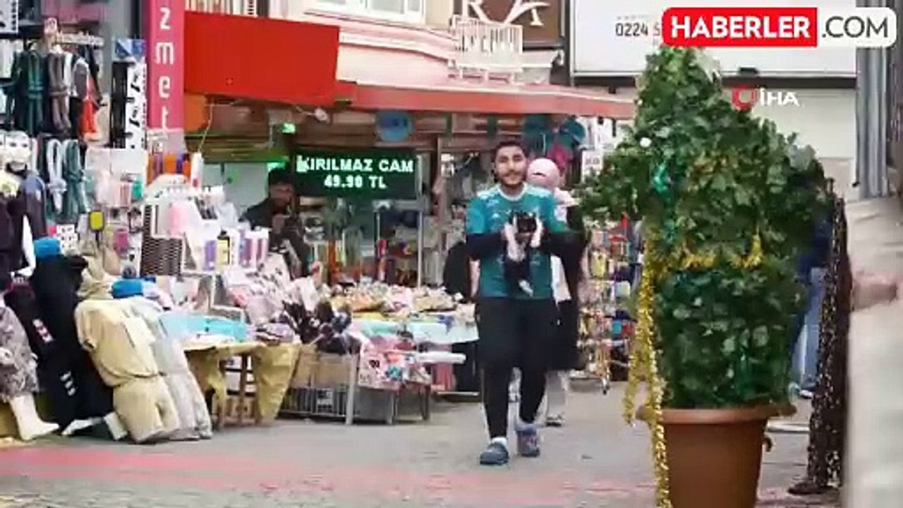 Hareketli Yılbaşı Ağacı Korku ve Gülüş Yarattı