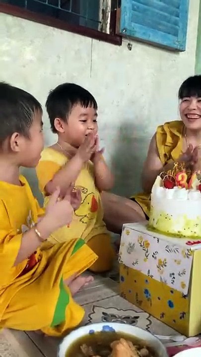 Sinh nhật bé Lùn mà bé Khôi bé Ben hát rồi thổi nến