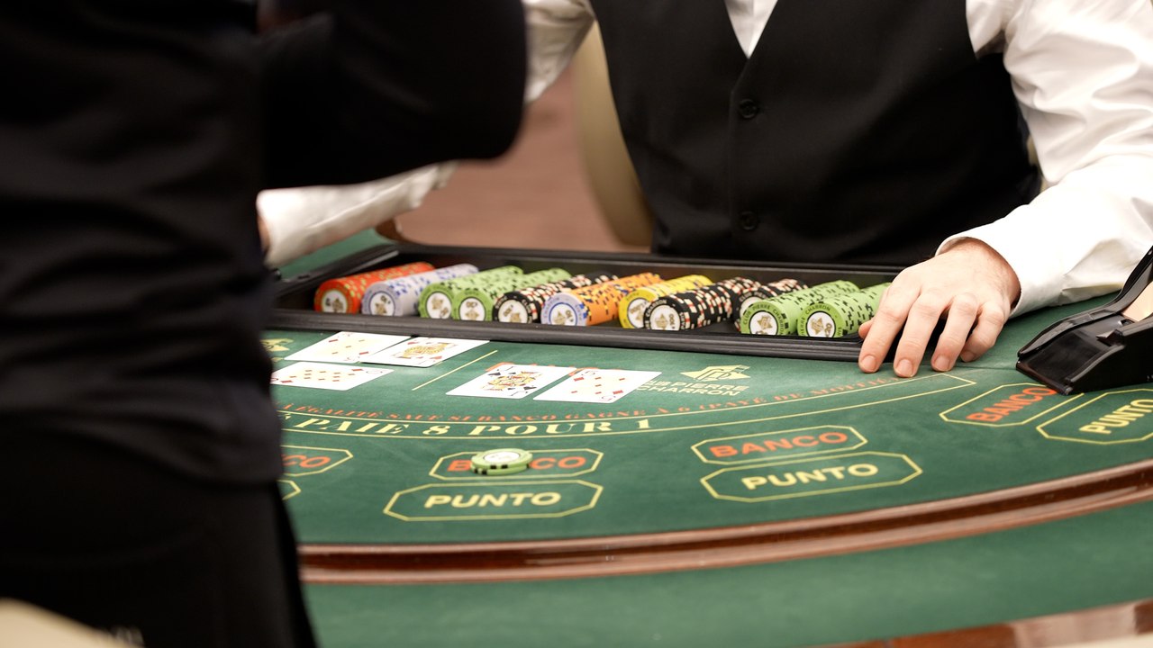 Les clubs de jeux parisiens contraints de fermer après la censure du gouvernement