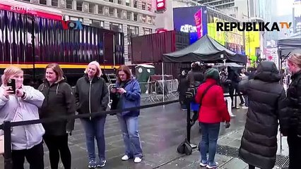 Aksi Melepas Negativitas di Times Square untuk Sambut Tahun Baru