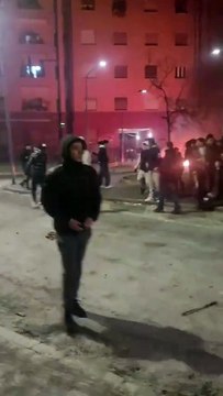 Guerriglia a San Siro a Capodanno: lancio di petardi e bottiglie contro forze dell?ordine e roghi in strada