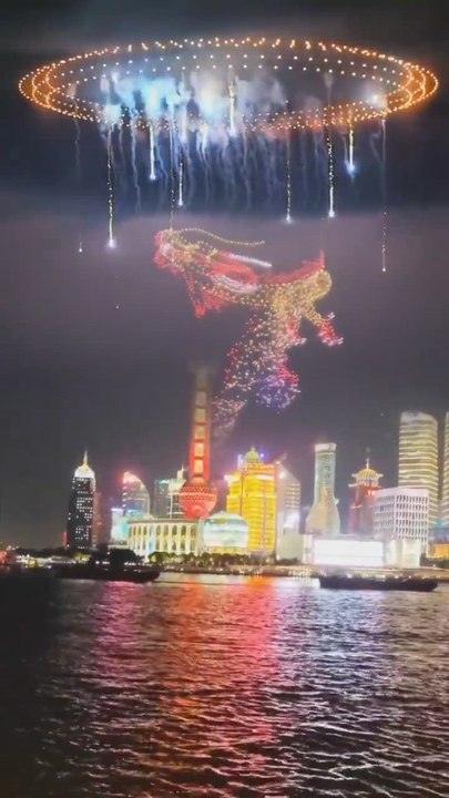 Shanghái combina fuegos artificiales y drones para recibir el 2025 en un espectáculo de otro nivel