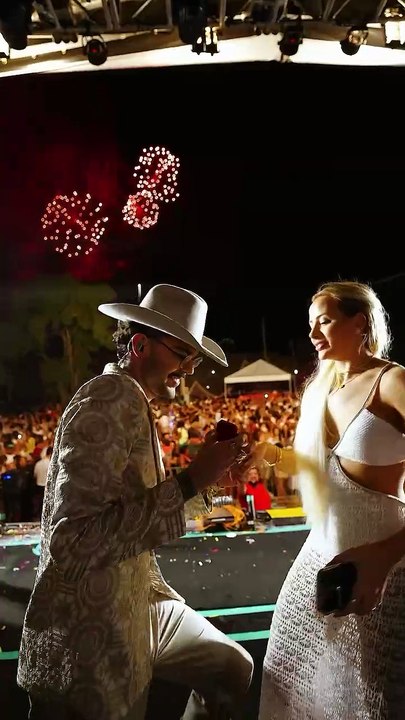 Luan Pereira pede a namorada em casamento em show