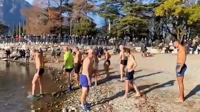 Mandello, il primo tuffo dell'anno nel lago: 13 pinguini del Lario salutano il 2025