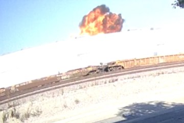 Una avioneta se estrella en una bodega en California, hay dos muertos