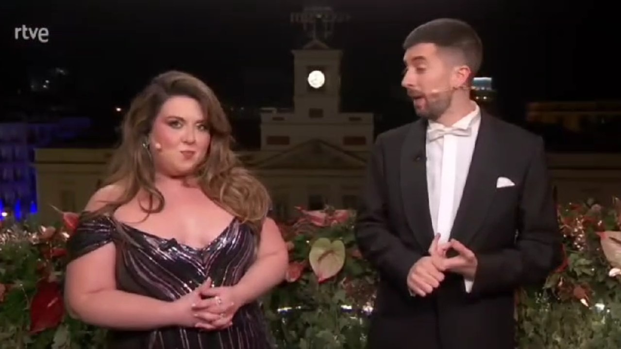 Lalachus y David Broncano saludan a los presentadores de Radio Castilla-La Mancha durante las campanadas