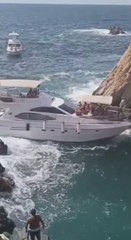 Un yate se hunde en México tras golpear con un risco debido a los fuertes vientos