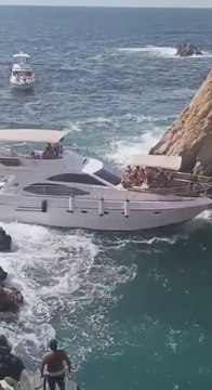 Un yate se hunde en México tras golpear con un risco debido a los fuertes vientos
