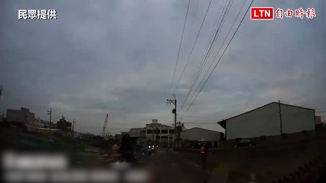 逆向硬闖影像曝光！彰市封路施工驚見車輛「搶命穿梭」（民眾提供）