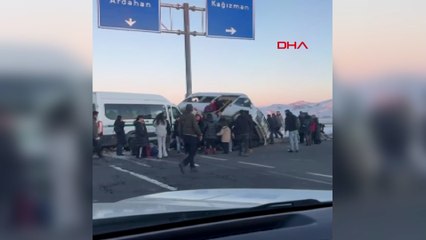 Kars'ta katliam gibi kaza! Onlarca yaralı var