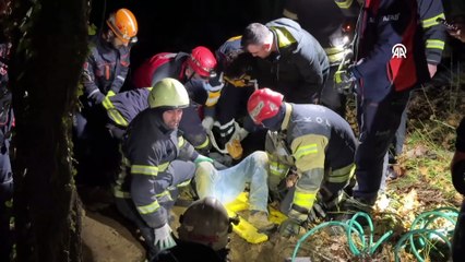 Kocaeli\'de define aradığı kayanın altında sıkışan kişi itfaiye ekiplerinin çalışmasıyla kurtarıldı