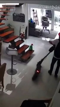 Casser une vitre avec sa trottinette électrique... c'est pas de chance