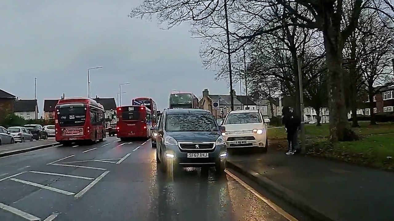 Schockierendes Video: Autodiebe fahren auf einen Bürgersteig, um der Polizei zu entkommen