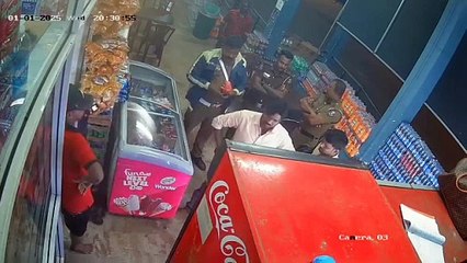 கிளிநொச்சியில் இரவு 8.30 மணியளவில் தனியார் உணவகம் ஒன்றில் மதுபோதையில் உள்ளே நுழைந்தவர்களின் திருவிளையாடல்