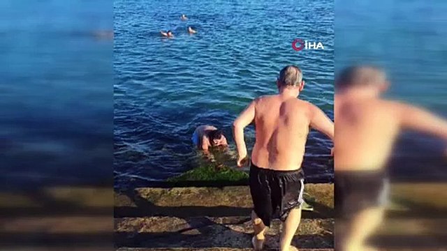 Yalova’da Bir Grup Arkadaş 2025'in İlk Gününde Buz Gibi Suya Girdi