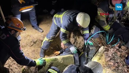 Define aradığı kayanın altında sıkıştı; itfaiye ekiplerinin çalışmasıyla kurtarıldı!