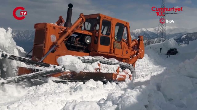 Kar nedeniyle ulaşıma kapanan Artvin'in Macahel Geçidi'nde yol açma çalışmaları 10 gündür devam ediyor