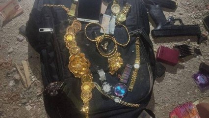 Sokakata temizlik yaparken bulduğu altın dolu çantayı sahibine teslim etti