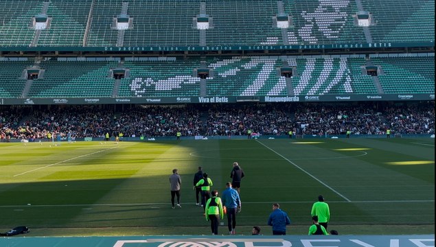 Los aficionados béticos alientan al Betis antes de la Copa