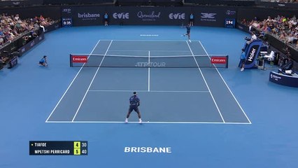 Brisbane - Perricard domine Tiafoe et file en quarts