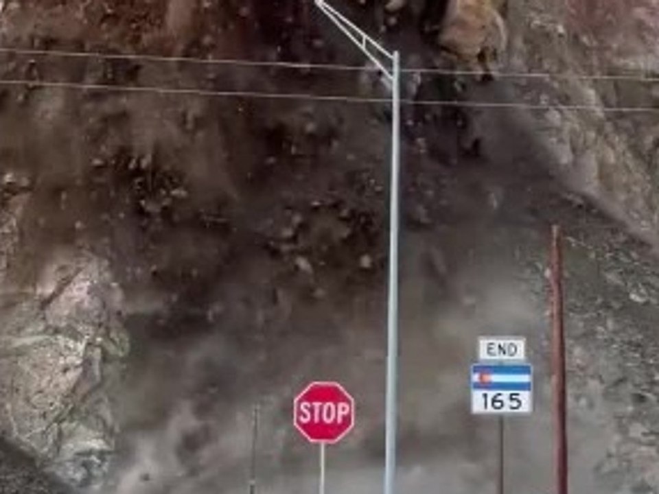 Felssturz begräbt Highway: Fahrer filmt Naturspektakel mit