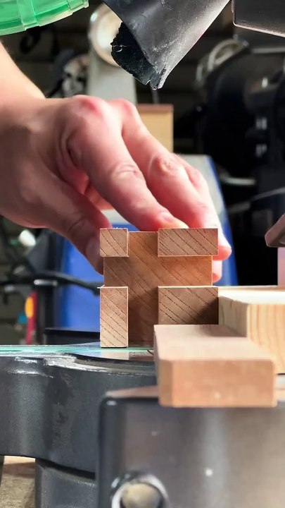 "Perfect Table Leg Miter Joints with a Miter Saw"--project2025-