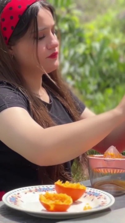 County Village Girl Squeeze Oranges P-1