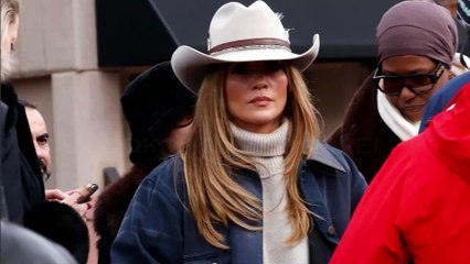 Jennifer Lopez in vetta: con il look da montagna country chic