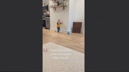 Este niño finge estar herido para recibir algo muy especial de su perro