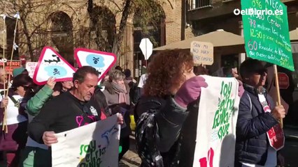 'La gran cagada' sale en procesión en una protesta contra las macrogranjas en Castilla-La Mancha