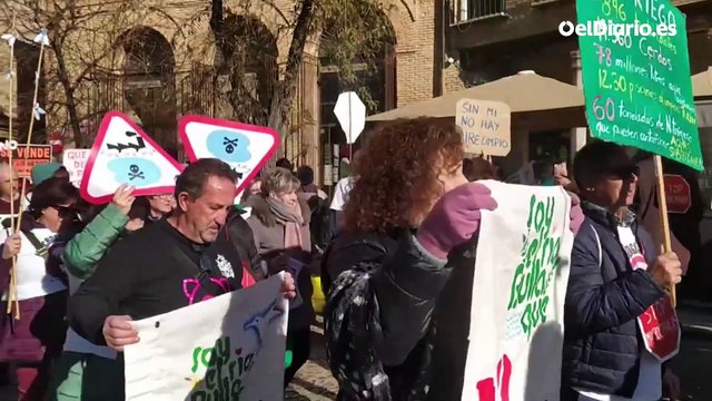 'La gran cagada' sale en procesión en una protesta contra las macrogranjas en Castilla-La Mancha