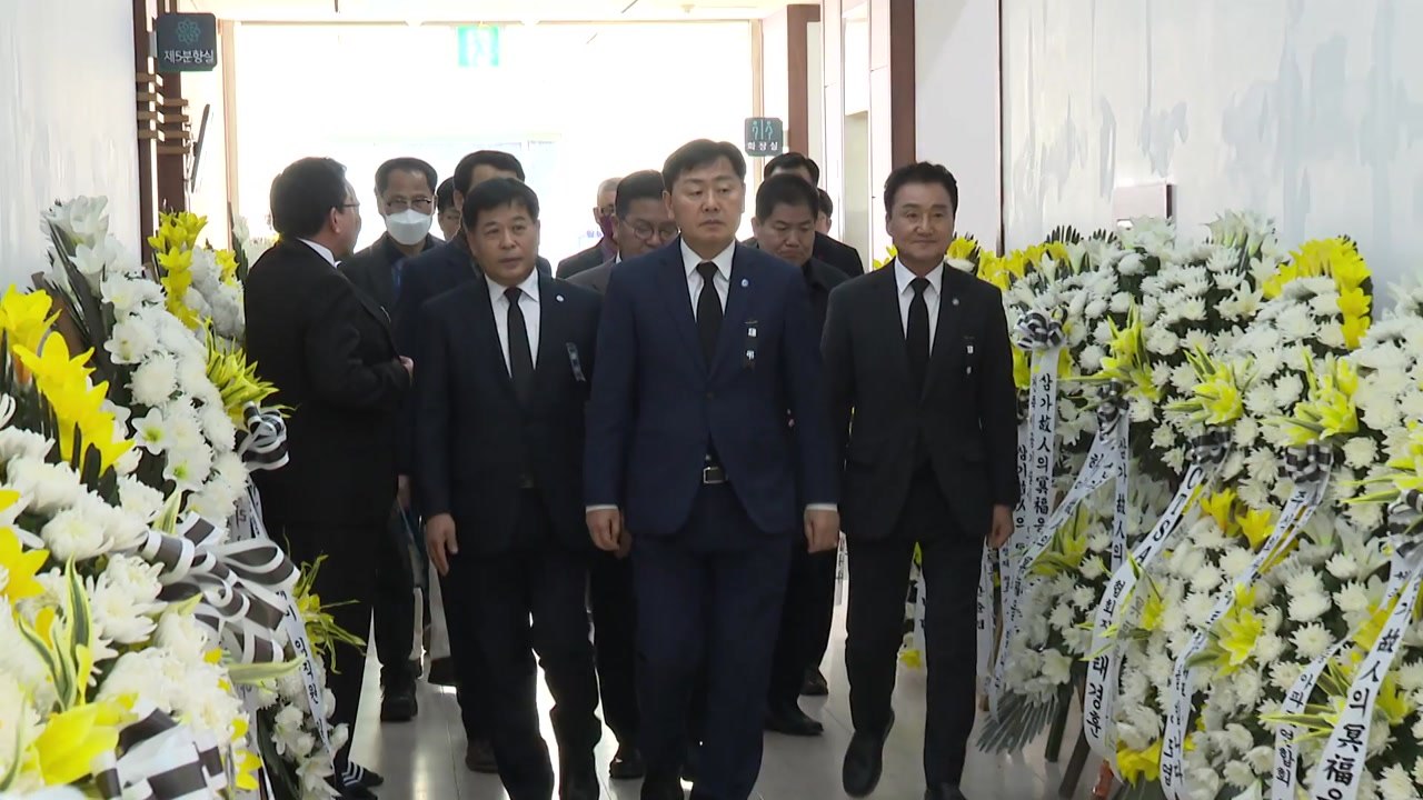 [전북] 김관영 전북지사, 60대 부부 도민 희생자 빈소 조문 / YTN