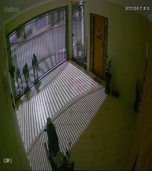 Câmera de segurança registra furto de moto no Jardim Munique