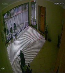 Câmera de segurança registra furto de moto no Jardim Munique