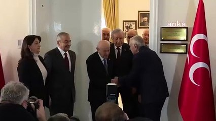 DEM Partili heyetin Devlet Bahçeli ile 40 dakika süren ziyaretinde Ahmet Türk, Bahçeli'ye kehribar tespih hediye etti