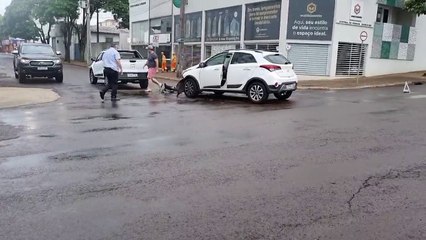 Strada e HB20 colidem no Centro de Cascavel