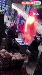 İşçilerin ısınmak için yaktığı kova bomba gibi patladı
