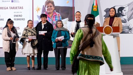 Claudia Sheinbaum entregando las primeras tarjetas de la Pensión Mujeres Bienestar
